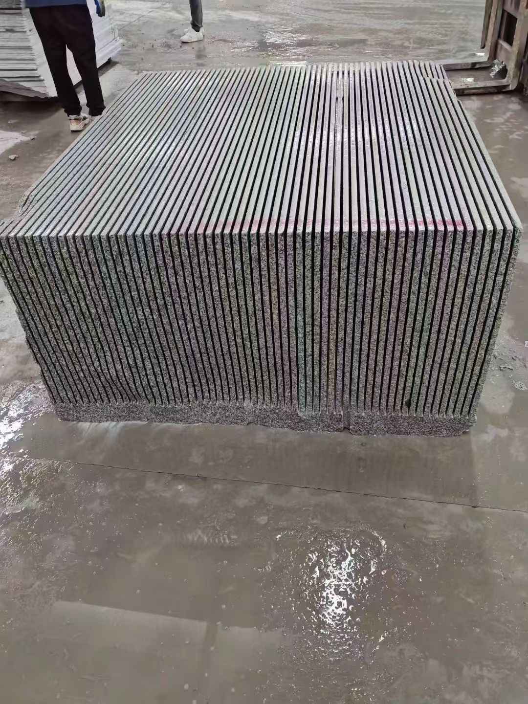 咸阳芝麻白毛板荒料切割